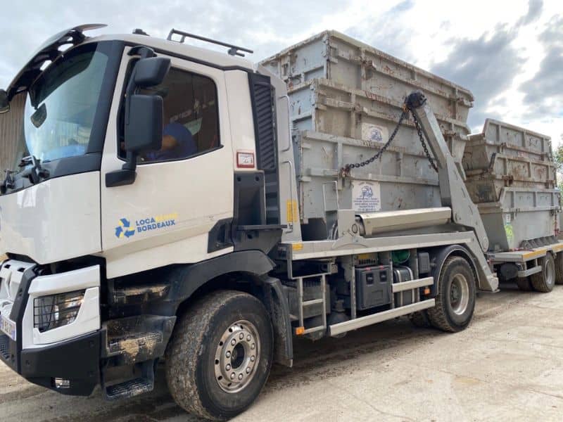 Camion et bennes Loca Benne Gironde livrés à Gradignan